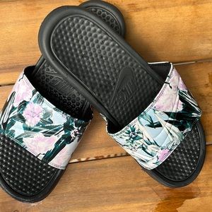 Nike women’s size 9 floral slides